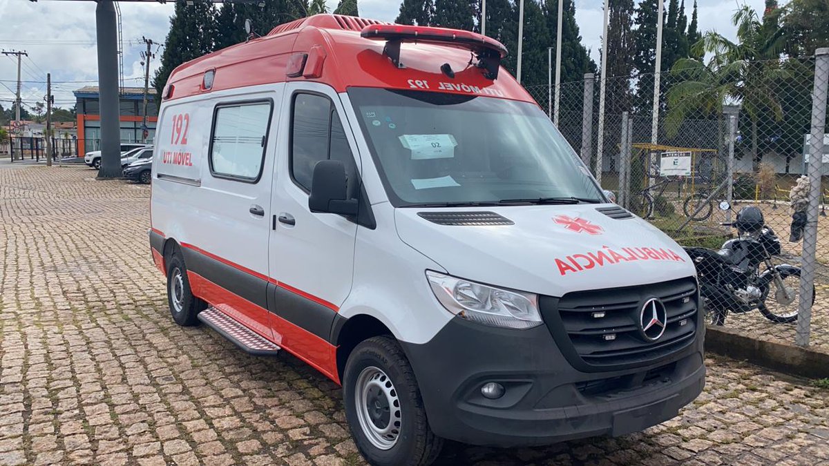 REVOBrasil_'s tweet photo. Novas ambulâncias do Grupo JBS produzidas em mais uma grande parceria entre a #REVBrazil e o Grupo De Nigris. Muitíssimo obrigado pela oportunidade, parceiros! #JuntosSomosMaisFortes https://t.co/LbYOmwbfHU