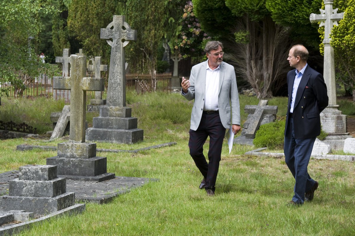 RoyalFamily's tweet photo. The Earl of Wessex today visited Brookwood Cemetery to learn about the work of the Surrey Death Management Team. 

HRH spoke to cemetery staff about the challenges they have faced over recent months due to COVID-19, and the measures in place for all faiths. https://t.co/tPVzBn1qSf