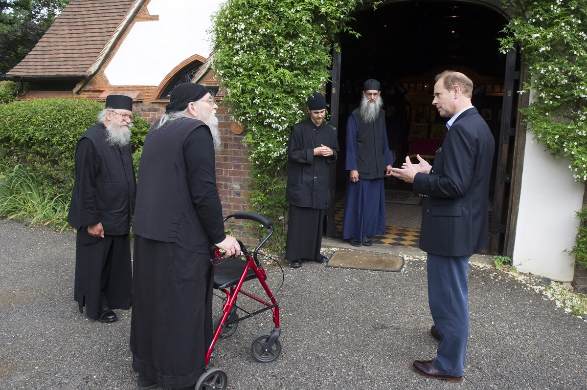 RoyalFamily's tweet photo. The Earl of Wessex today visited Brookwood Cemetery to learn about the work of the Surrey Death Management Team. 

HRH spoke to cemetery staff about the challenges they have faced over recent months due to COVID-19, and the measures in place for all faiths. https://t.co/tPVzBn1qSf