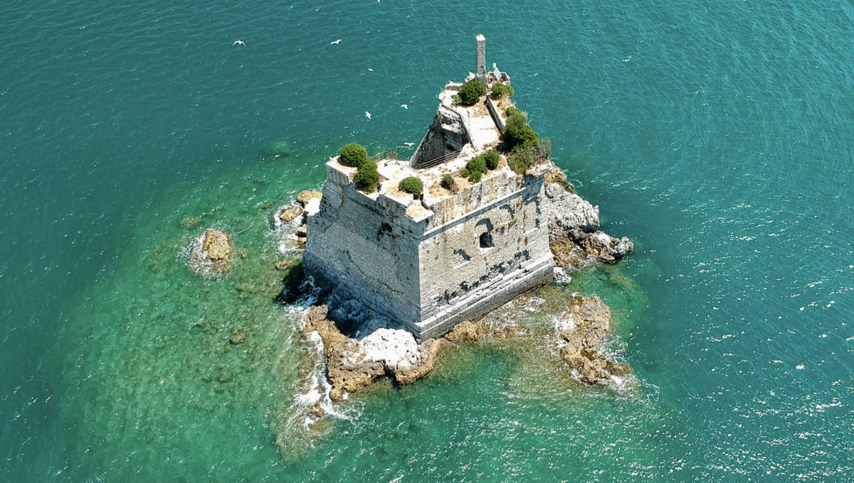 NaoCasanova's tweet photo. Las ruinas de la TORRE SCOLA (o de San Juan Bautista) se hallan en el Golfo de La Spezia (Italia), en el Mar de Liguria.
Fue, con otros fuertes, parte del sistema defensivo litoral de la República de Génova, durante los S XVI-XVII; y a principios del XX fue baliza de señalización https://t.co/cnDHuGKRRh