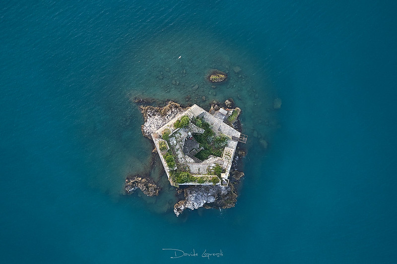 NaoCasanova's tweet photo. Las ruinas de la TORRE SCOLA (o de San Juan Bautista) se hallan en el Golfo de La Spezia (Italia), en el Mar de Liguria.
Fue, con otros fuertes, parte del sistema defensivo litoral de la República de Génova, durante los S XVI-XVII; y a principios del XX fue baliza de señalización https://t.co/cnDHuGKRRh