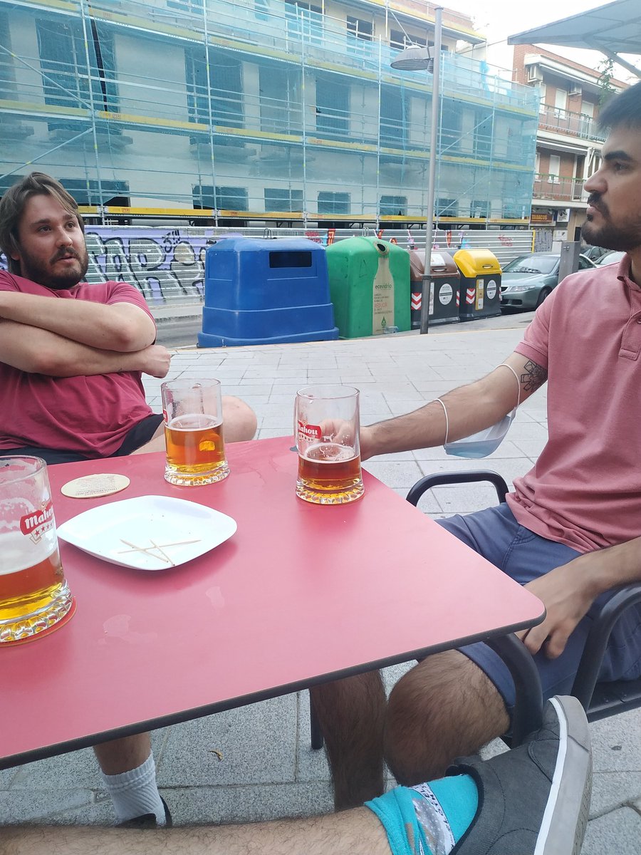 Estamos de vacaciones. Buen verano. Estamos discutiendo sobre si volver y sobre si la cerveza de barril o no.
