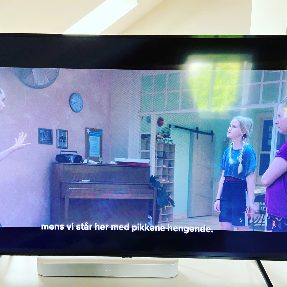 Hei <a href="/Netflix_NO/">Netflix Norge</a>! Flott teksting av frasen «skjønner ikke bæret» i barnefilmen min datter (7 år) ser på 🤭🙈