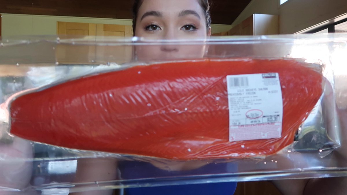 CookWithAmber's tweet image. New video!!! This week we had NO groceries!😂 I took a look in my freezer to come up with a fun dinner idea. Click the link to learn how I make my “last minute” baked salmon with rice. youtu.be/ZMuOnm4A5Z0