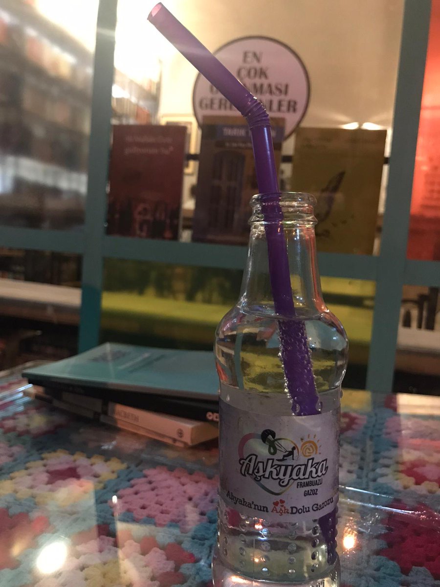 ASYEMETECAN's tweet photo. Biz gazozumuza sevgi muhabbetten başka bir şey katmayız😅😎
#ManisaFotoğrafkafe
#Manisa
#Gazoz
#Mafod https://t.co/1Lf0KFmEJI