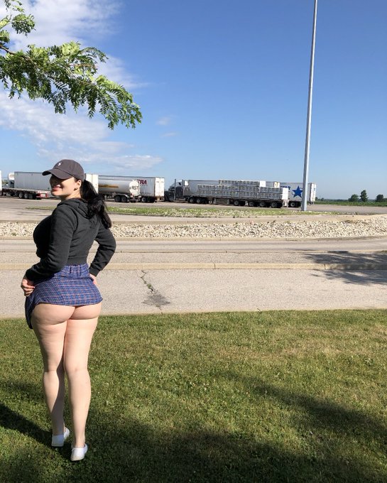 Small town Ontario truck stop 🇨🇦 

More booty content on my Only Fans 🖤 

https://t.co/wvf8AIztje https://t