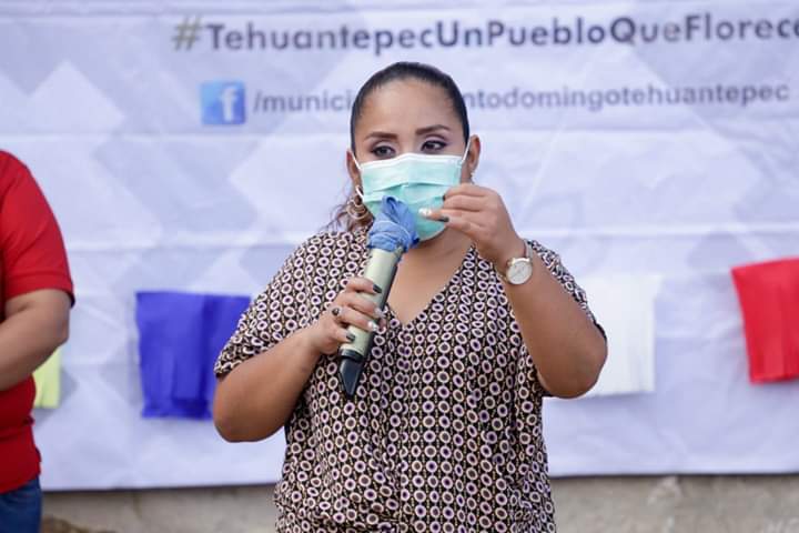 RCP_NoticiasSC's tweet photo. Sin pausar trabajos en obra pública, @VILMAMARCOR, presidentaa municipal de Santo Domingo #Tehuantepec, inauguró la obra del muro de contención en la calle Venus, en la parte alta del barrio Vixhana.

Esta obra primaria traerá beneficios de impacto para los vecinos. https://t.co/9kKUZFg5JU