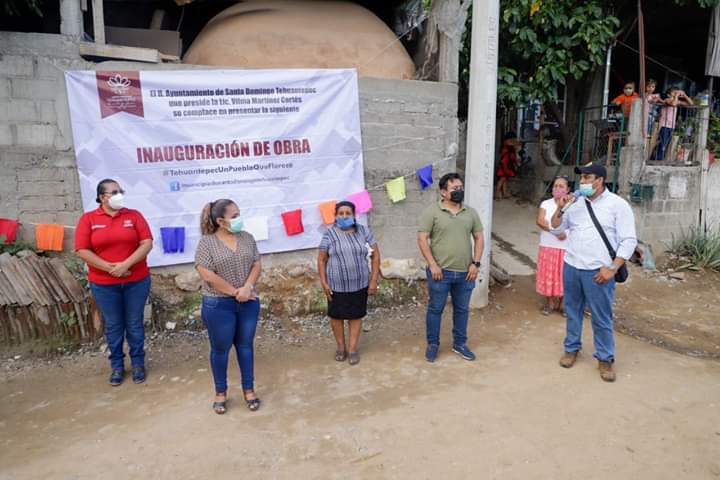 RCP_NoticiasSC's tweet photo. Sin pausar trabajos en obra pública, @VILMAMARCOR, presidentaa municipal de Santo Domingo #Tehuantepec, inauguró la obra del muro de contención en la calle Venus, en la parte alta del barrio Vixhana.

Esta obra primaria traerá beneficios de impacto para los vecinos. https://t.co/9kKUZFg5JU