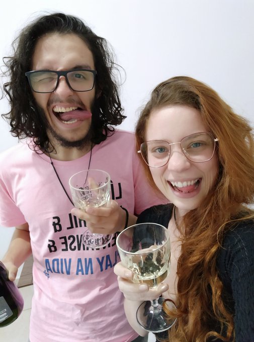 Ela &eacute; redatora do @edutestotesrona ela (achei desculpa pra estourar champagne que tinha aqui hahaha)<a class="tags" target="_blank" title="On Twitter" href="/?out=eyJ0eXAiOiJKV1QiLCJhbGciOiJIUzUxMiJ9.eyJpYXQiOjE3MjE4NjAzMjMsImlzcyI6InR3cG9ybnN0YXJzLmNvbSIsIm5iZiI6MTcyMTg2MDMyMywiZXhwIjoxNzUzMzk2MzIzLCJyZWRpcmVjdF91cmwiOiJodHRwczovL3R3aXR0ZXIuY29tL2VkdXRlc3RvdGVzcm9uYSJ9.cmj1syzdWmotJC1RNoz1FW9etG5csntmbKaLTdWn-ZJKyf1n9ixUsGUOt4PKh9recQgK5eW2sGYWuOJYSEwSfw">@edutestotesrona</a>