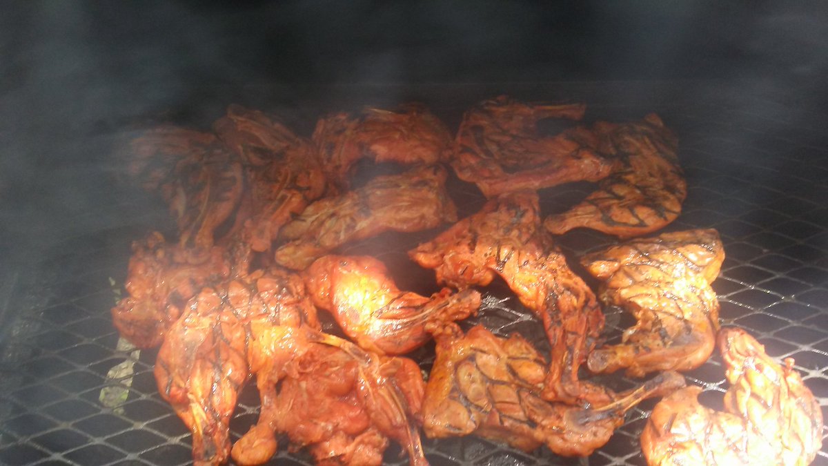 jessefrain11's tweet photo. Screw all this #COVID19 bs! We at home blessed and eating good in da hood! cuartos de pierna dividida marinados y costillas marinados for supper...#DownSouthBBQ #juicylikeur #fatboyproblems https://t.co/cgUa5bnpBQ
