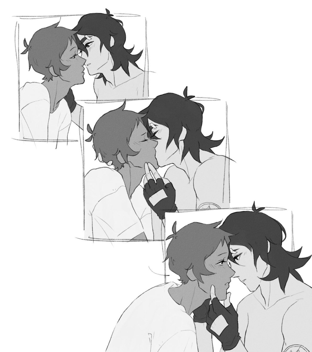 xmochichu's tweet photo. MORE KISS #klance 
based on fic → ‘front and centre’ by crazyrandomhappenklance https://t.co/HmfNbEyZWb https://t.co/vNyCQ28CGT