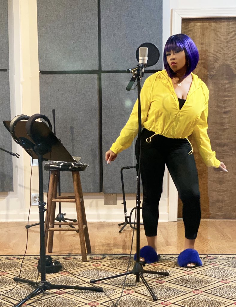 enviroyal's tweet photo. ๐๐๐ง.....IM COMIN๐๐....โ๏ธROYAL SEASONโ๏ธ
#envi #enviroyal #femaleartist #multigenre #femalerapper #purplehair #purplehairdontcare #life #summer #royalnation #royalmafia #teamenvi #royalseason #onaregular #newmusicontheway #music #hiphop #rap #studio #producer #dj #studioflow https://t.co/zfR3SRQvXO