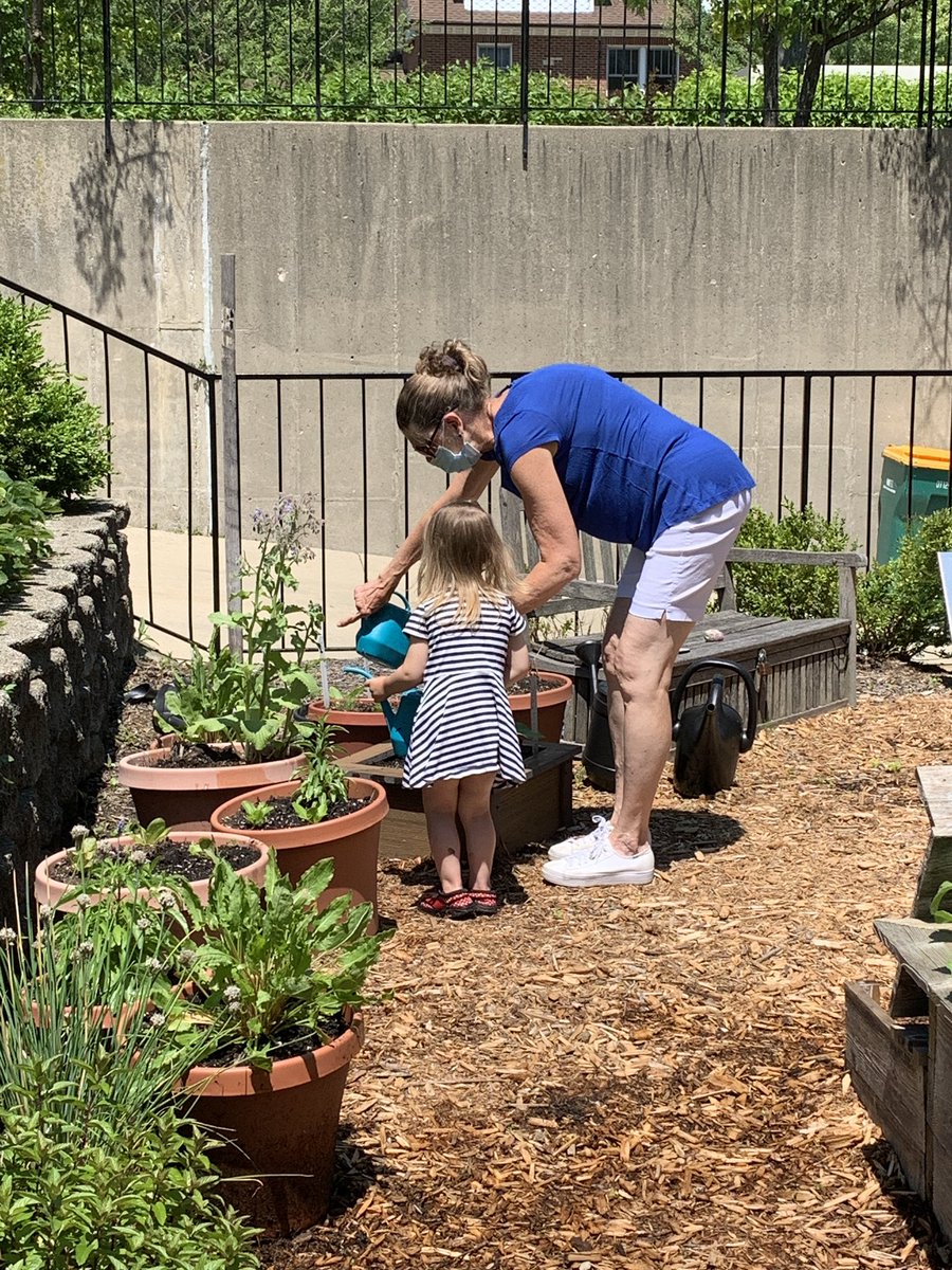 knahrwold's tweet photo. Beautiful day working in the garden with families and The Organic Gardener. https://t.co/8sBJujk5rE