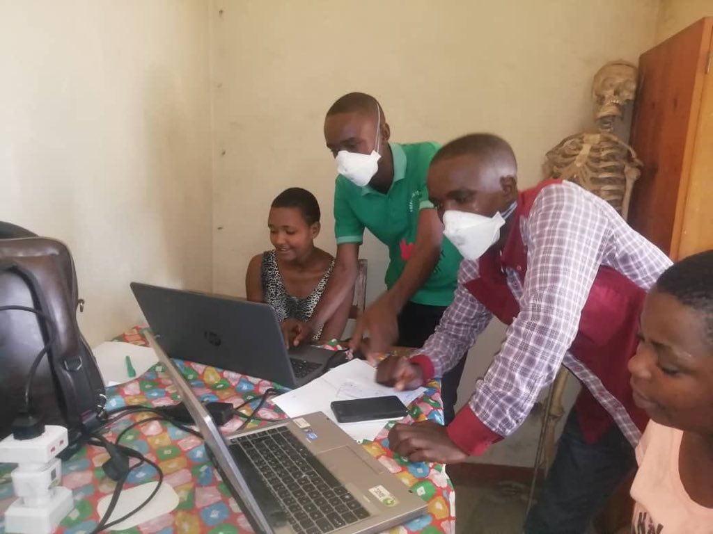 WorldMeritBI's tweet photo. @Cartedoapp help teenagers to design their innovative ideas. Our Volunteers are at Lycée Reine Mère de la Paix helping kids. Laptop 💻 💻 💻 💻 💻 and smart phone 📲 📲 📲 📲 were mobilized. Our partnership with @UNICEF_Burundi was a great opportunity to spend time together. https://t.co/he8RYofrPY