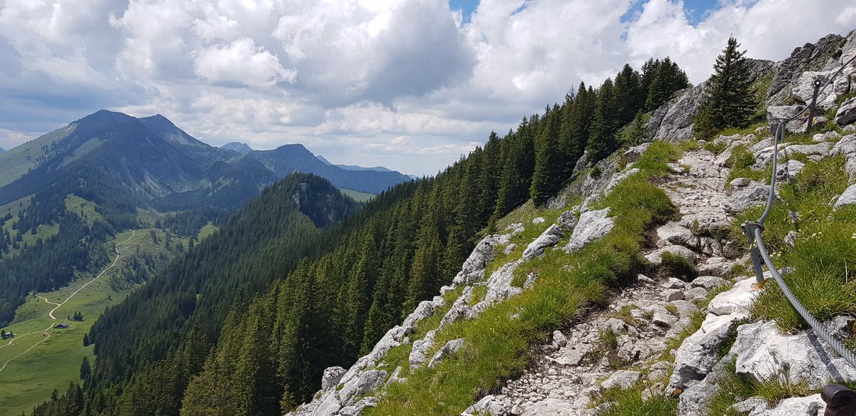 Gestern habe ich das erste mal seit Februar Berlin verlassen und bin heute gleich mal in die Berge 🗻😊 (Vom Sudelfeld auf den Brünnstein)
Keine 15 Menschen getroffen, nur ein paar Kühe auf den Wegen und diese Ruhe. Es war sehr wohltuend. #Pause