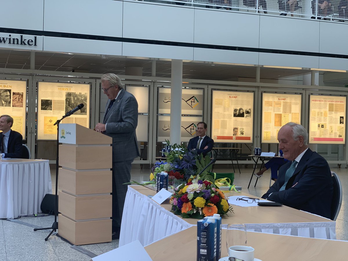 Johan Remkes die op voortreffelijke wijze ‘insprong’ als waarnemend burgemeester verlaat den Haag als ereburger. Jan van Zanen vanavond als nieuwe kroonbenoemde burgemeester geïnstalleerd. Grote dank aan Johan Remkes en veel succes en voldoening voor Jan van Zanen!