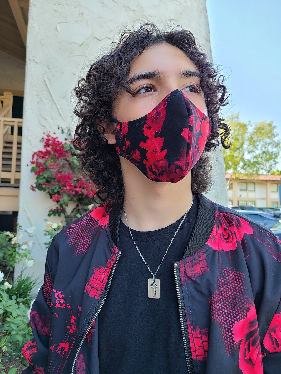 My fear of Roses🌹 is a thorny issue. I'm not sure what it stems from, but it seems likely I'll be stuck with it.
#maskstyle #wearamask #custommask