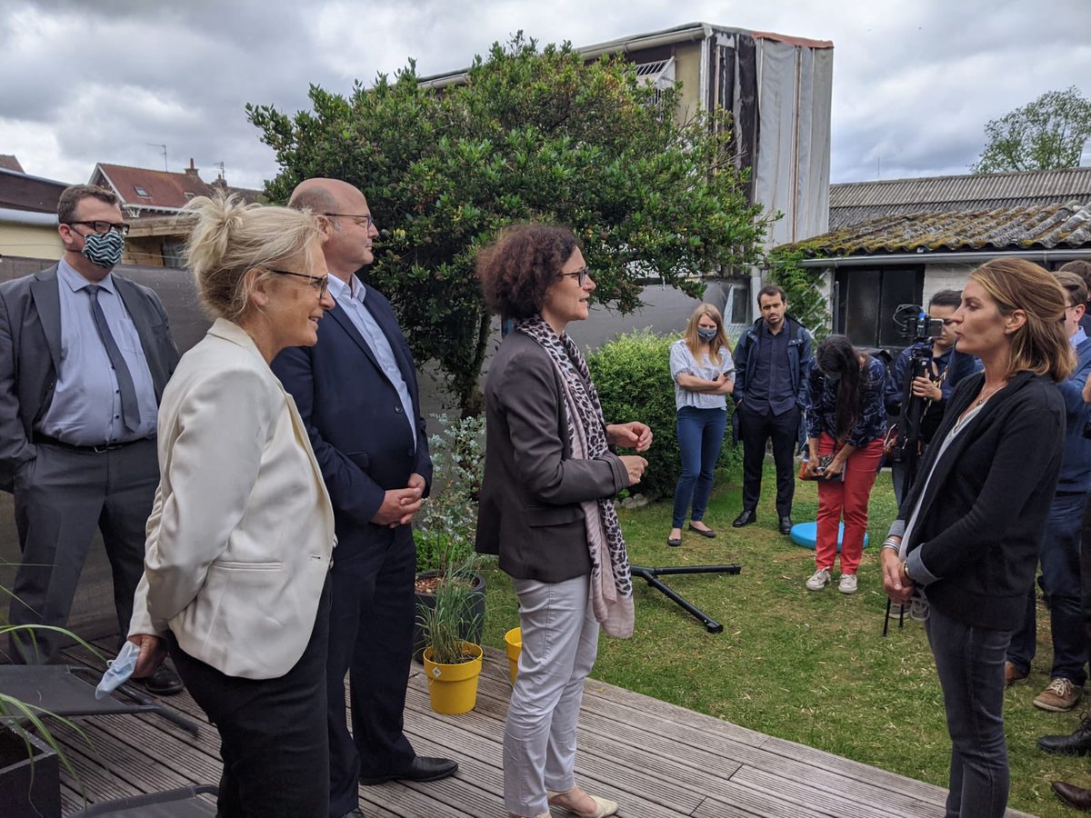 six_valerie's tweet photo. Visite d'une maison rénovée avec les aides de l’@ANAH_Officiel et rencontre avec la propriétaire à Hem avec @EmmWargon et @FVercamer https://t.co/alUb2NSiWe