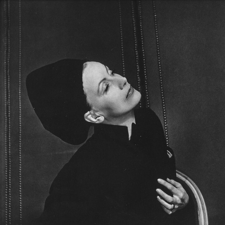 GDCinteriors's tweet photo. Simple but inspired Cecil Beaton photography techniques helped to create the iconic and enduring images. https://t.co/Jnm4oiTnFR⠀
Greta Garbo by Cecil Beaton https://t.co/vFuElHlEiM https://t.co/OXjLXSYpar