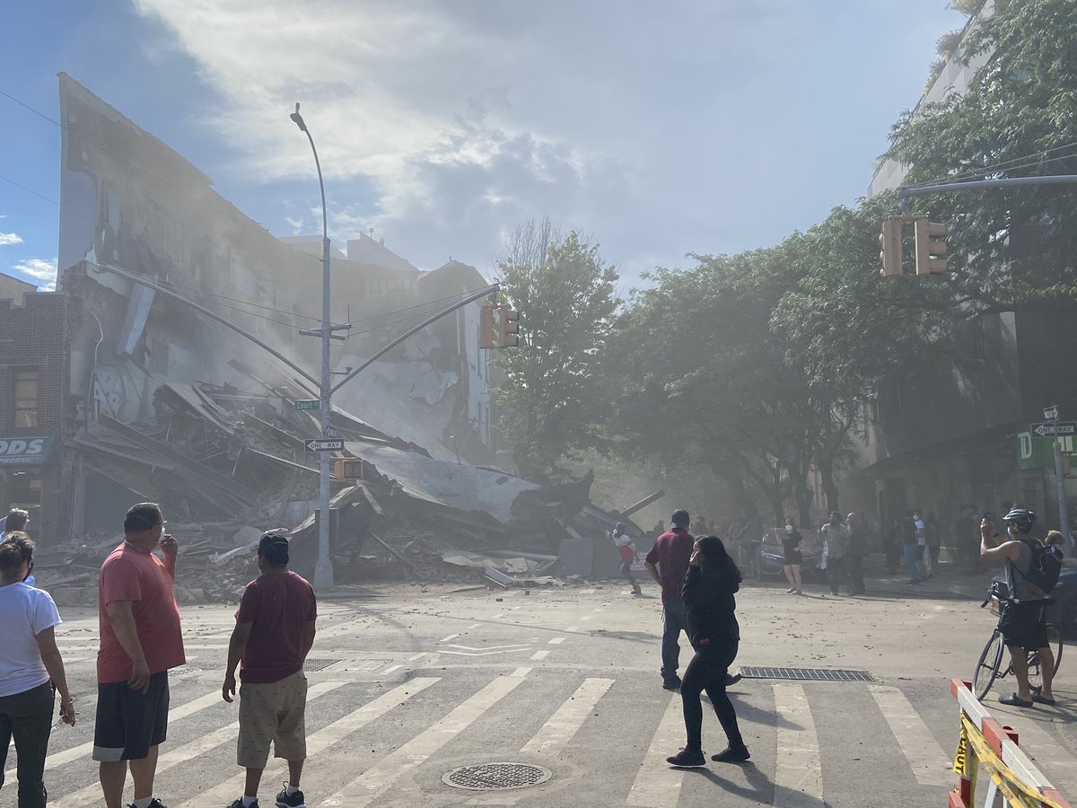 anon_tonton's tweet image. Building collapse on the corner of Union at and Court St... really hope no one is hurt @NYPDnews