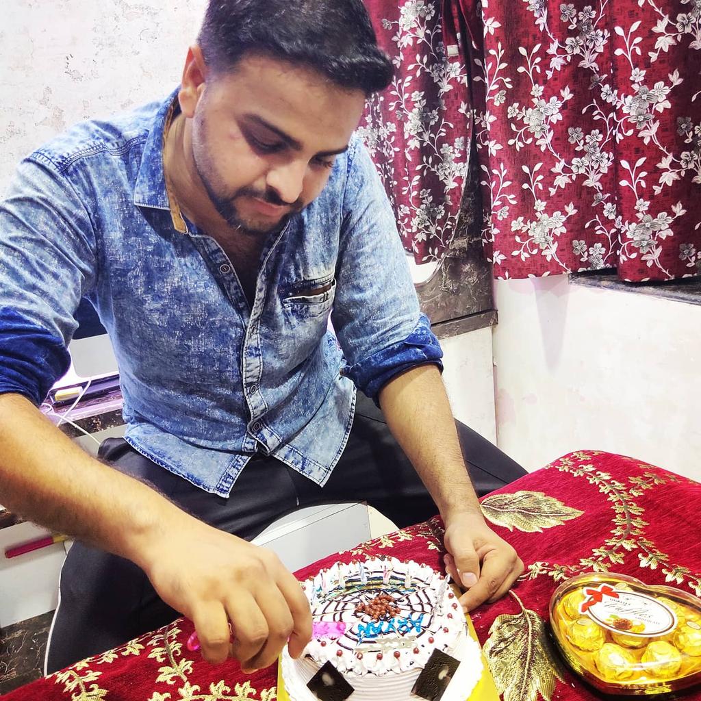 shaikharyan32's tweet photo. Atleast #Lockdown Mein #Birthday Tou Acha Gaya😀. Thanks to my family &amp; friends. 
#HappyBirthdayToMe https://t.co/OIBu3hwMQU