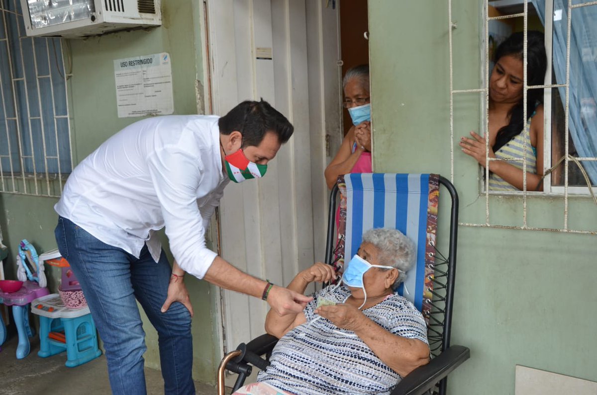 GoberManabi's tweet photo. Personas con discapacidad recibieron  kits de alimentos en el sector de "Las Orquídeas" de #Portoviejo en un trabajo coordinado del Gobernador @TitoNiltonM e @InclusionEc, el Gobierno Nacional, continúa atendiendo a las familias con vulnerabilidad. @IsraelBrionesJ

#JuntosEcuador https://t.co/B9JgDk45Kg