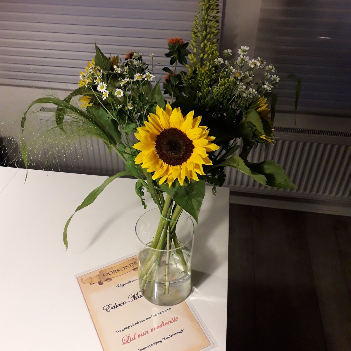 EdwinMuijderman's tweet photo. Vanavond heb ik na 14 jaar afscheid genomen als bestuurslid/secretaris/dj van speeltuinvereniging "Kindervreugd" in Uitgeest. En als verrassing ben ik benoemd tot lid van verdienste, een heel mooi gebaar! https://t.co/oA5Z1QZrFK