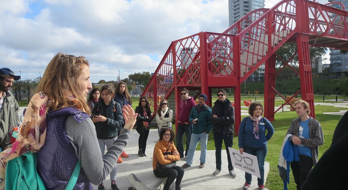 Según <a href="/CaroHuffmann/">Caro Huffmann</a> de <a href="/UrbanismoVivo/">UrbanismoVivo</a> Argentina 🇦🇷 tiene distintas escalas de #ciudades y pueblos, y muchos de ellos responden a esta lógica. 
Lo que hay que mejorar 👉🏽 cambiar el vehículo por movilidad más amigable y trabajar en sumatoria de barrios de 15 minutos en una ciudad