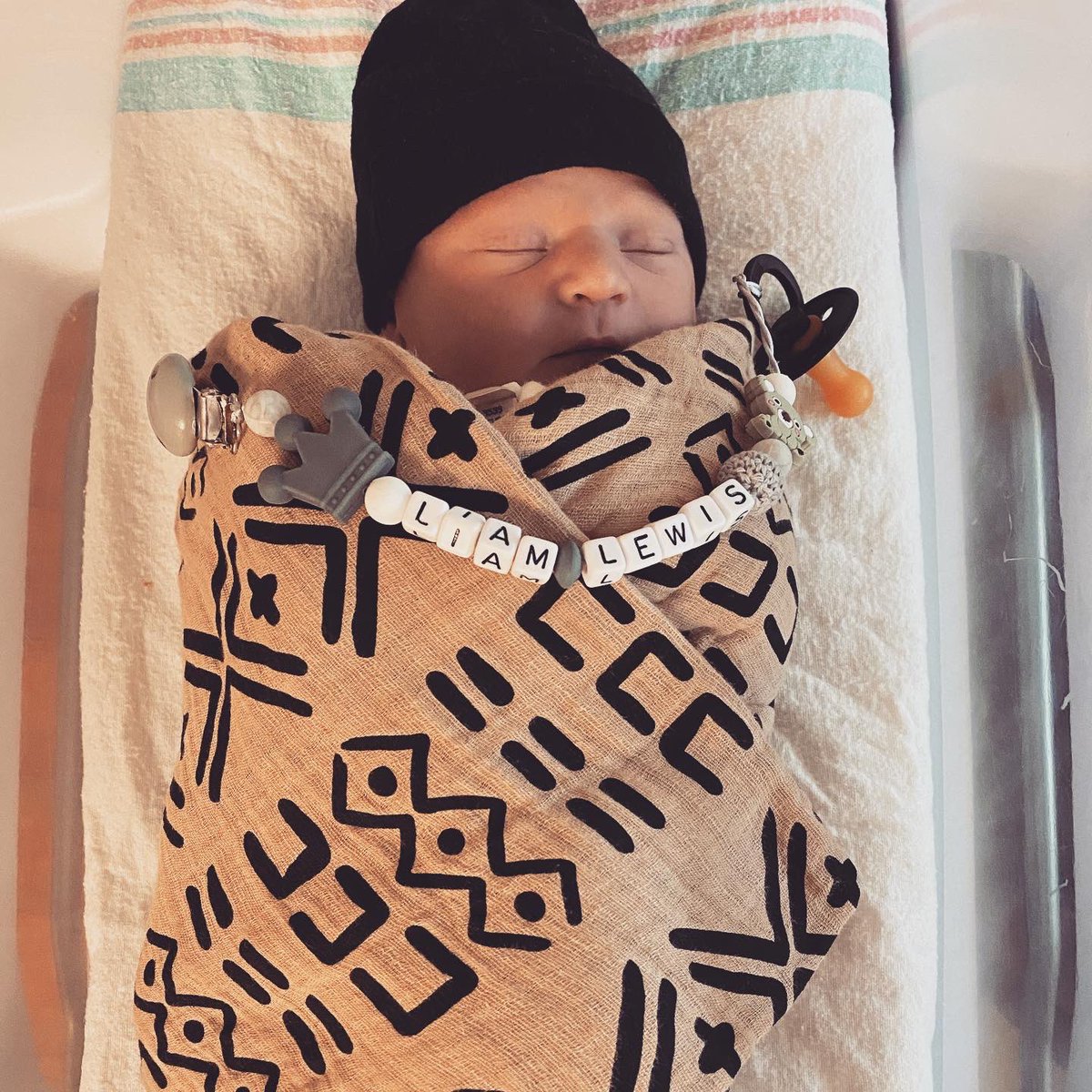 bbbbhenley's tweet photo. My baby boy made his appearance last night 🌝💫🖤 https://t.co/rHuJLaMenr