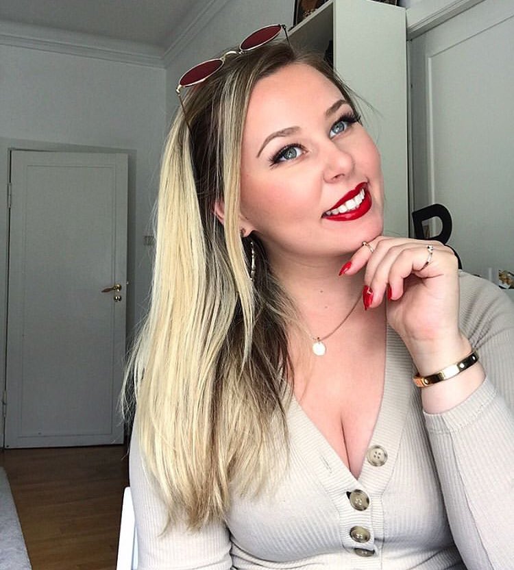 Gotta love that red lip color