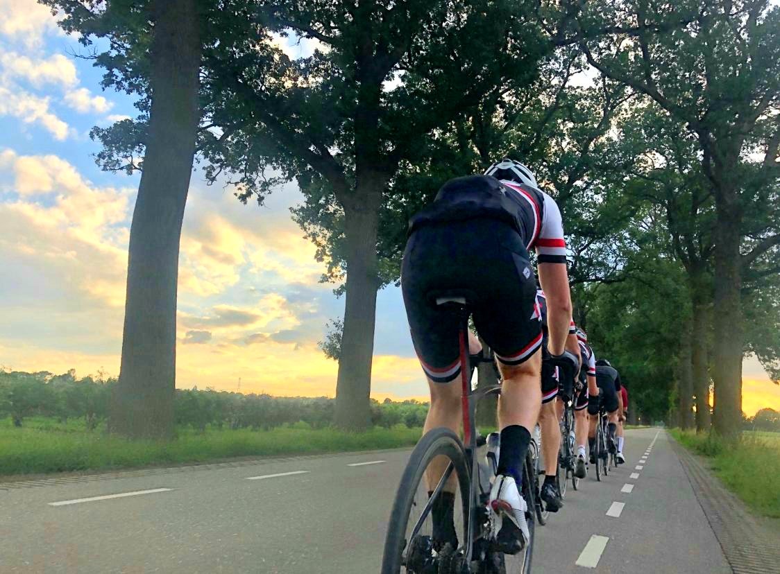 Zó mooi!
Vanavond zijn onze woensdagavondritten weer gestart. 
Natuurlijk #coronaproof
Meteen met 2 groepen.
Fiets volgende woensdag ook mee! Check twcgrave.nl 
#wielrennen
<a href="/fietssportmag/">Fietssport</a>