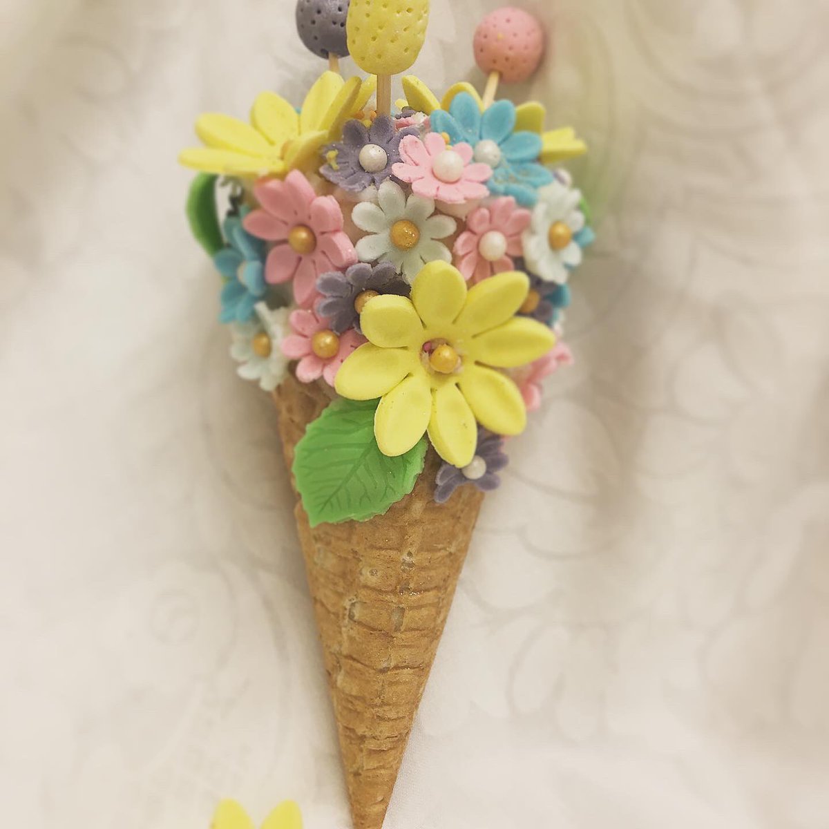 sharonmacks's tweet photo. My new little project...cake cones 💖 #cake #cakedecorating #cakeart #handmade #alledible #partyfavours #fondant #sugarcraft #flowers #cakecones #birthday #party #spongecake https://t.co/uBEJhj4Sjo
