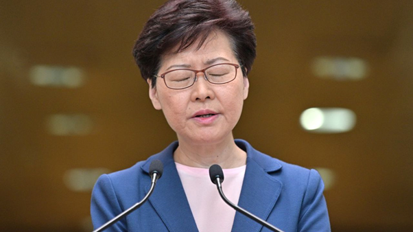 12/ Le 17 juin 2019, Joshua Wong est libéré de prison au moment où Carrie Lam, cheffe de l’exécutif du territoire depuis 2017, défend un projet de loi soutenu par Pékin. Loi dont un amendement autoriserait l'extradition des Hongkongais vers la Chine continentale.