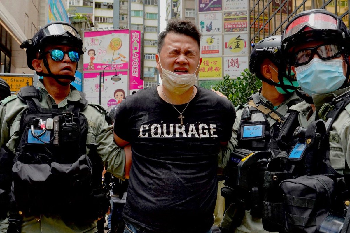 InfosFrancaises's tweet photo. 🇭🇰 Hong Kong : la Chine prend en main la sécurité nationale, avec une loi qui prévoit des peines allant jusqu’à la prison à perpétuité pour les ennemis du régime et une surveillance étendue par ses agences. 180 personnes ont été arrêtées aujourd’hui lors d'une manifestation. https://t.co/3O4zxXgjaP