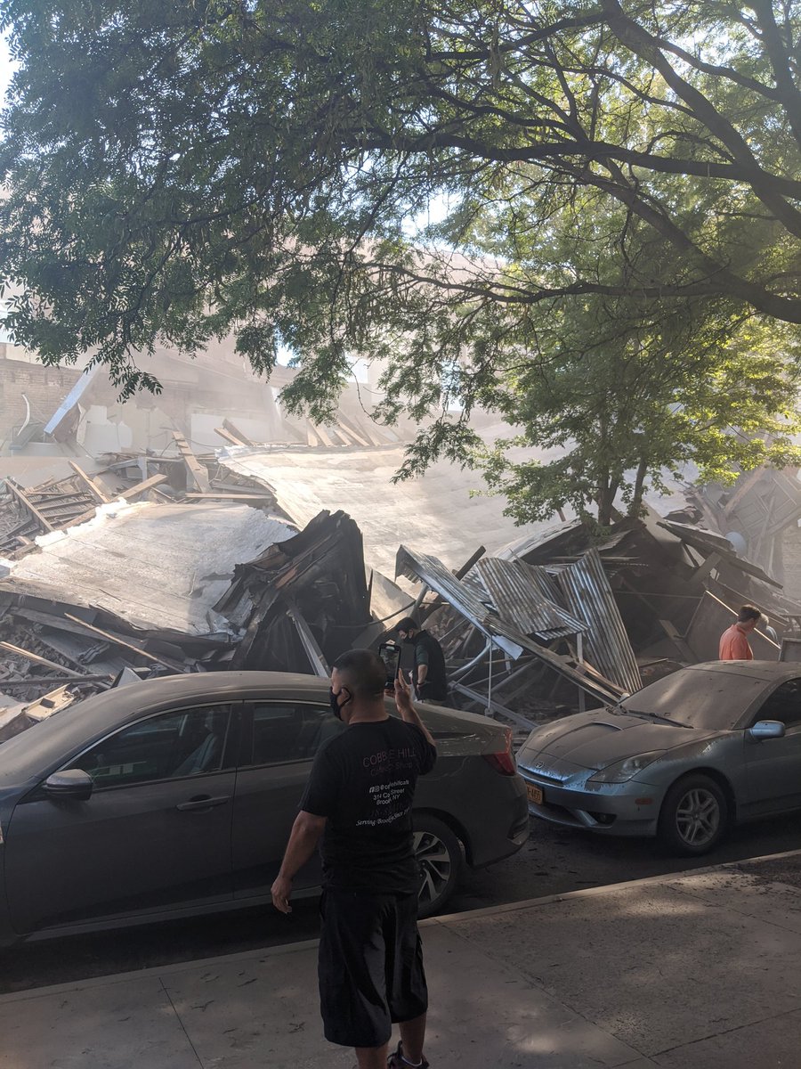 AngeloDlo's tweet image. Just witnessed this gym collapse in Carroll Gardens in Brooklyn. It was closed for repairs, but praying no one got hurt.