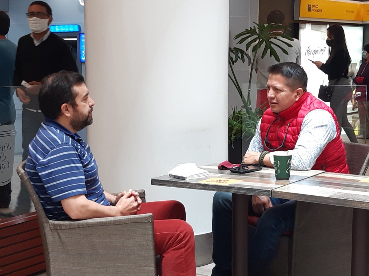 mromerorivera's tweet photo. ATENCIÓN. El capitán Diego Peñaherrera de @FuerzaAereaEc     retornó al país tras 7 años de exilio. Fue perseguido por el gobierno de @MashiRafael, SENAIN, se salvó de 2 atentados. Retoma su lucha judicial contra exmandos militares y exmandatario. Su historia merece un libro. https://t.co/1oxpVw7W5V