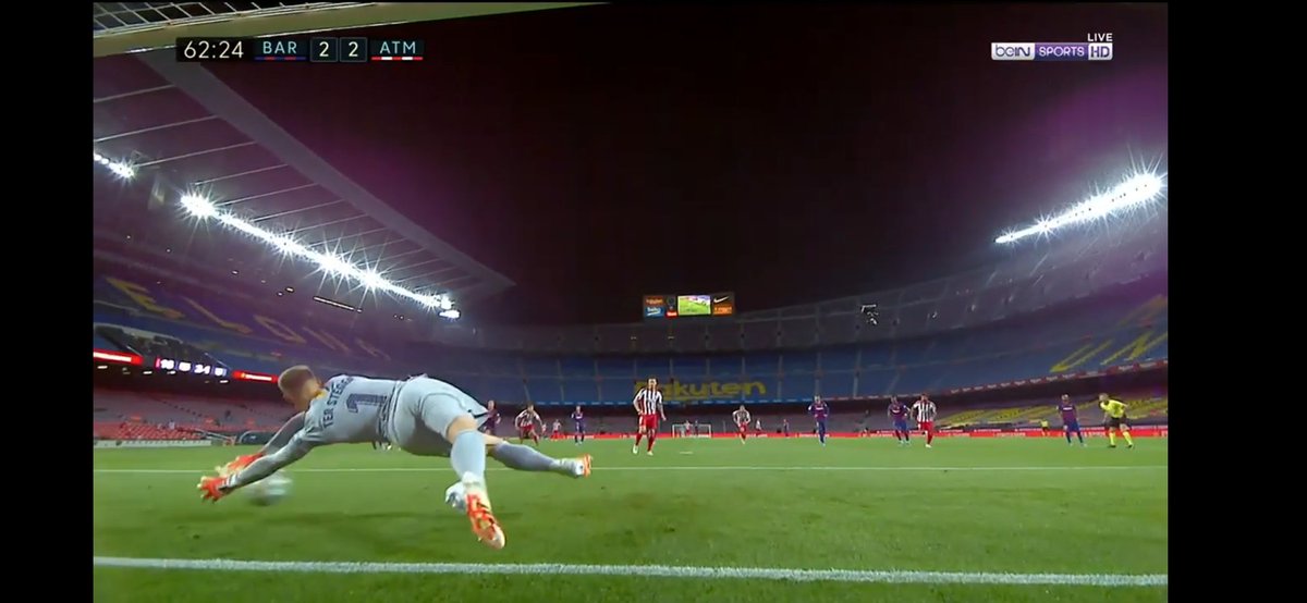 Saul 2nd penalty: Look at this picture. Saul used the same right side and this time Ter Stegen correctly saw his lower body tilting towards the right. This time, Ter Stegen saved it but the ball slipped through his hands resulting into a goal and ATM were level on scores.