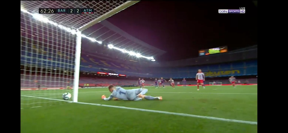 Saul 2nd penalty: Look at this picture. Saul used the same right side and this time Ter Stegen correctly saw his lower body tilting towards the right. This time, Ter Stegen saved it but the ball slipped through his hands resulting into a goal and ATM were level on scores.
