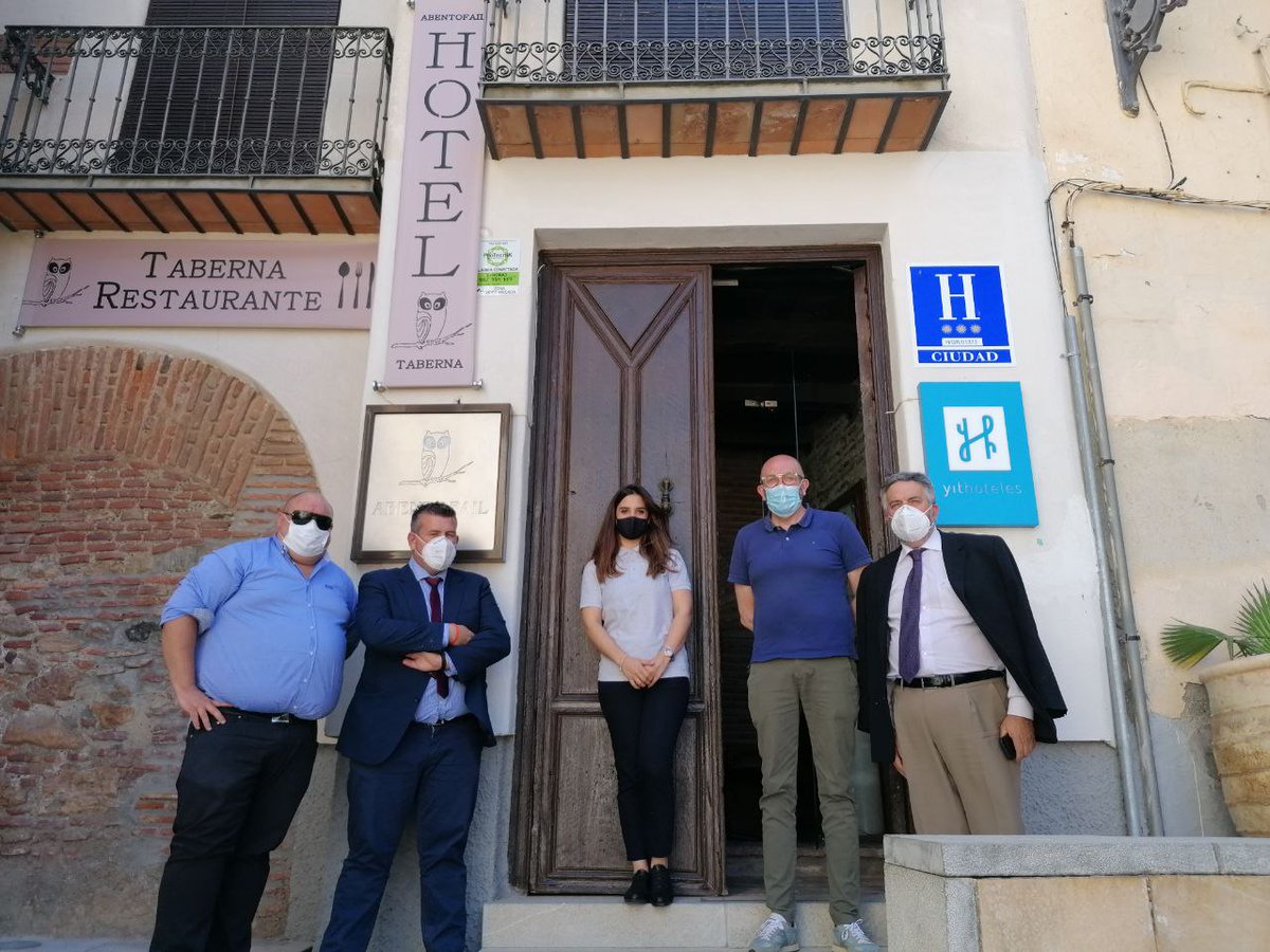 CsGranada_prov's tweet photo. 🍴Como apoyo al sector hostelero y turístico, @paco_rguezrios y @franciscodequen han estado en la apertura del @AbentofailHotel, constatando que, éste y el resto de establecimientos accitanos, son un destino seguro frente a la pandemia del coronavirus.
#TrabajandoPorGranada https://t.co/6E4JHmHp2Q