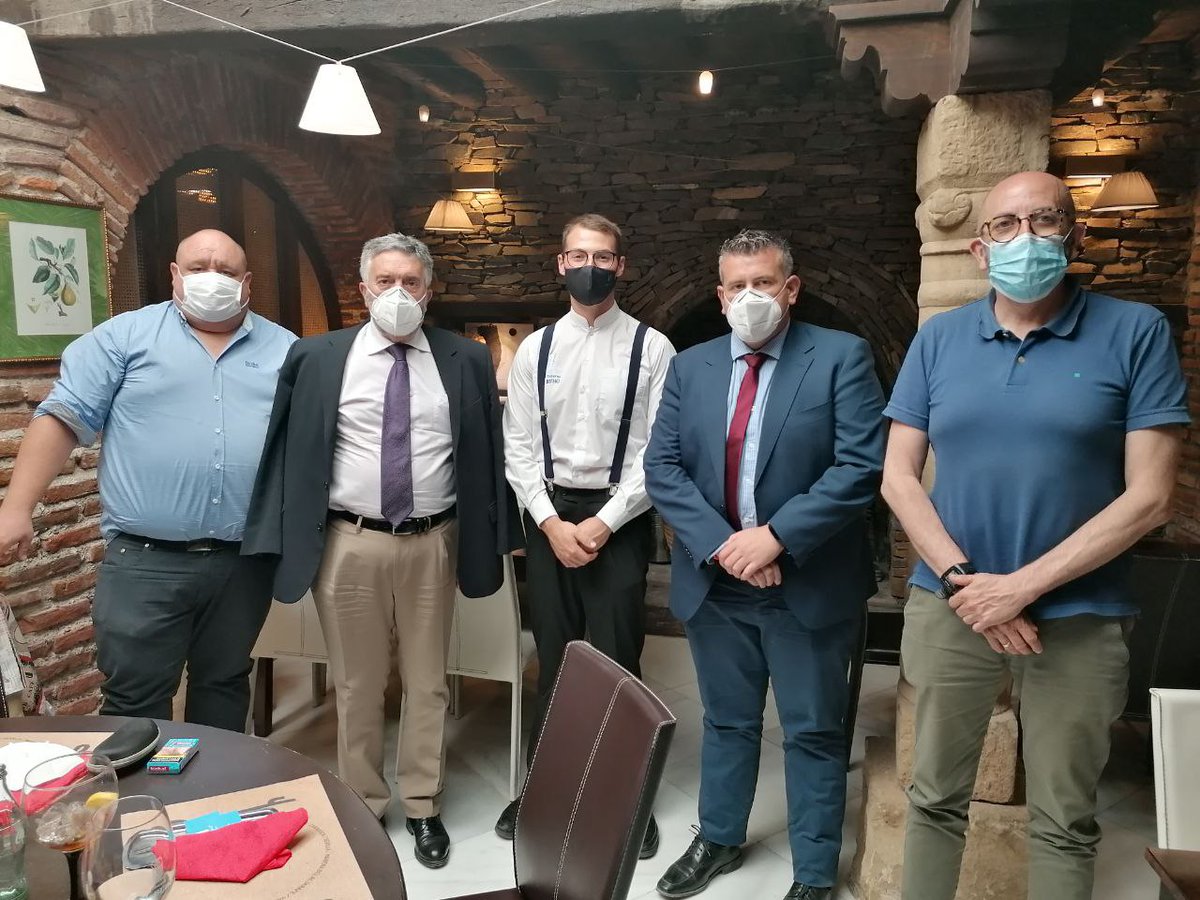 CsGranada_prov's tweet photo. 🍴Como apoyo al sector hostelero y turístico, @paco_rguezrios y @franciscodequen han estado en la apertura del @AbentofailHotel, constatando que, éste y el resto de establecimientos accitanos, son un destino seguro frente a la pandemia del coronavirus.
#TrabajandoPorGranada https://t.co/6E4JHmHp2Q