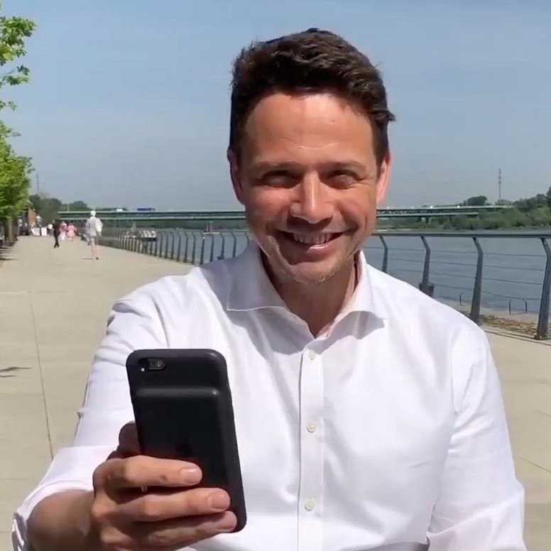 AdamNieznaj_2's tweet photo. Trzaskowski rozmawiał z Obamą.. https://t.co/4fj6bIfxTv