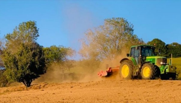 PhilGalltyllan's tweet photo. Ploughing &amp; harrowing in desert conditions. Seeded on 8th June. Great conditions for germination &amp; establishment from then on. @Oliver_Seeds Century long term ley with added Westerwolds https://t.co/lkBqQ0xFWO