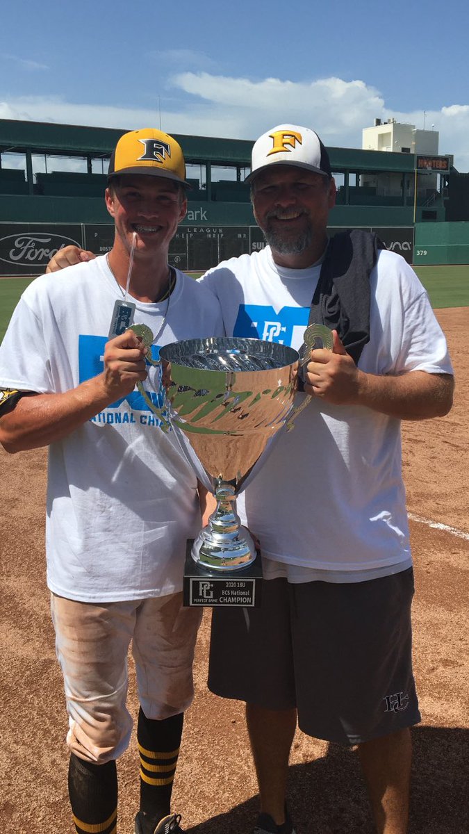 harrelson_gage's tweet photo. Back 2 back national champs while hitting .500 wouldn’t wanna do it with any other group of guys!❤️🤞🏽@5starnational https://t.co/zSiEzeL4Ka