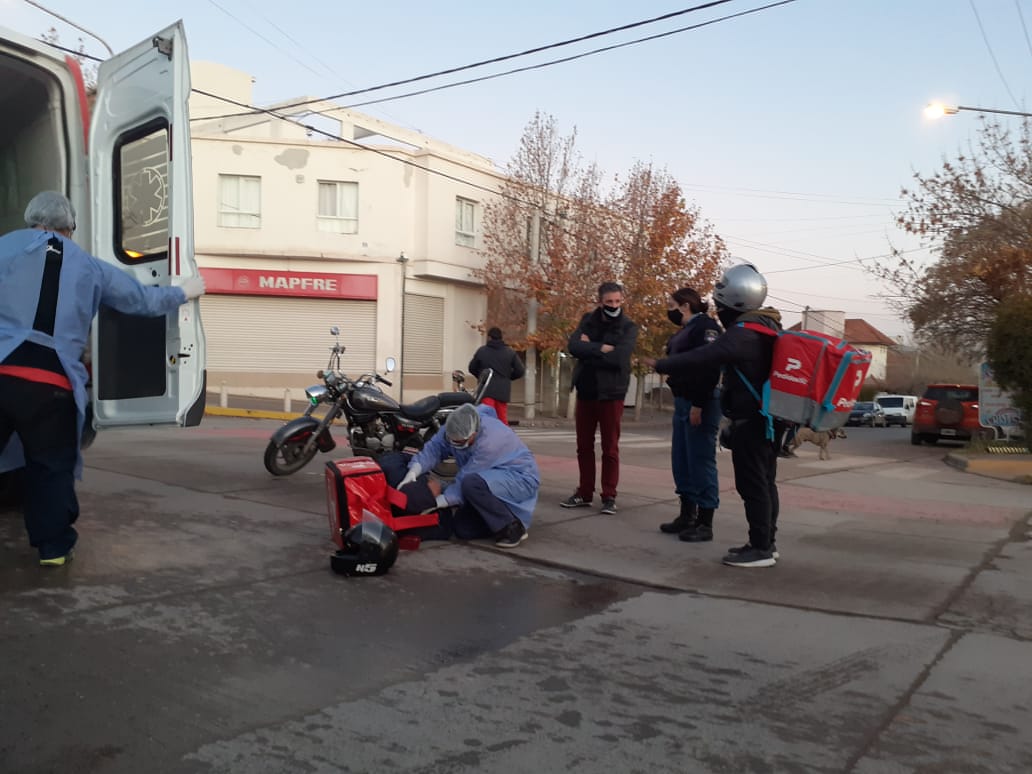 PrecarizadxsNQN's tweet photo. ⚠️⚠️Hace instantes⚠️⚠️
en un paro internacional de Trabajadores de Apps en Neuquén Capital otro trabajador de PedidosYa sufrió un accidente mientras hacía un reparto. Más que nunca exigimos más derechos para lxs trabajadorxs que arriesgan su vida #LasVidasTrabajadorasImportan https://t.co/jQ9U9dDzwe