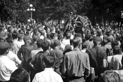 It took President Kennedy deploying federal guards to escort him to enforce the Supreme Court verdict. When he arrived to register, a mob of students & local white roughnecks was waiting.Bloody riots broke out, leading to the death of 2 students, with hundreds others wounded.