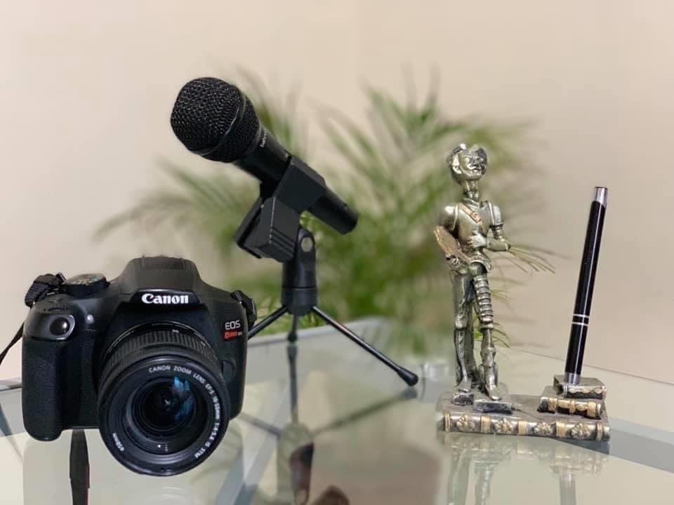 ElProfe_Floren's tweet photo. Antes de que termine el día, quiero reconocer a todos mis grandes amigos periodistas, una gran actividad de constancia, dedicación y profesionalismo.

Tu labor de comunicación e imparcialidad, permite a la sociedad ampliar su visión del mundo y conocer la verdad.

Enhorabuena. https://t.co/ZkwwGNxzLR