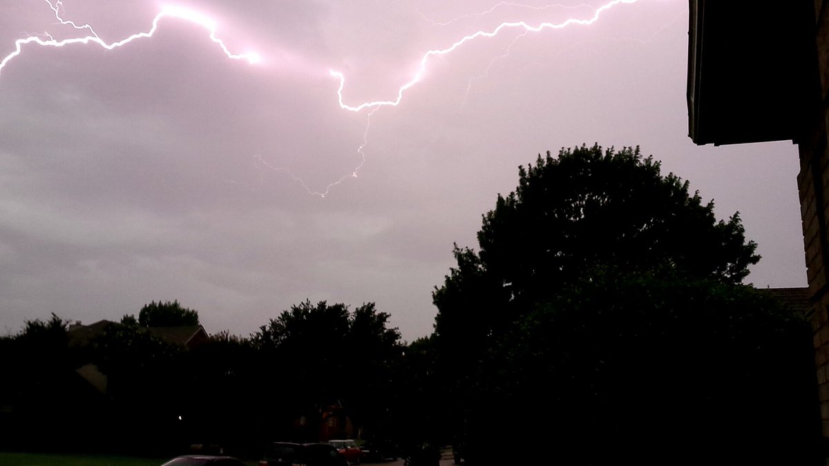 Awesome_Skies's tweet photo. Lightning careens across nearby sky, evaporating into tremendous #thunder. Captured last week. 

#lightningstorms #extremeweather #stunningshots #lightningphotography #gewitter @stormhour @thephotohour @EarthandClouds @TxStormChasers #txwx #severeweather https://t.co/rCsWzSsoVF