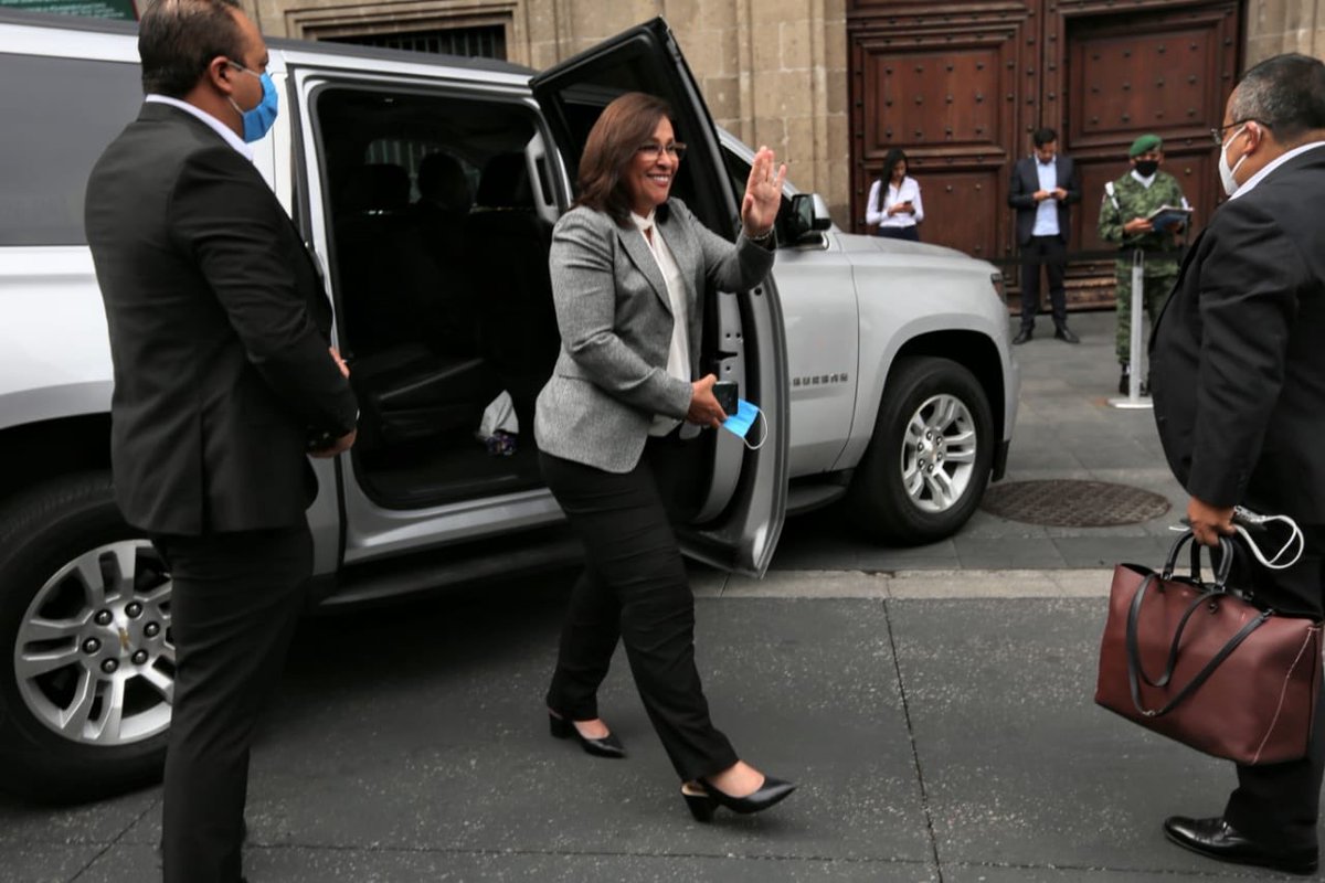 Es curioso ver llegar al gabinete en las camionetas que ya se vendieron, manejadas por choferes que ya no tienen, cuidados por guaruras que ya no existen y sin estacionarse en lugares prohibidos.
Es curioso este "cambio"!