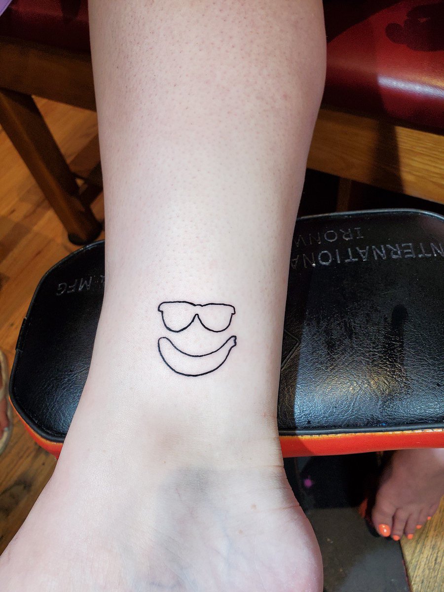 meggiemoo_o's tweet photo. @johnnybananas told you that @deemakayxo and I were getting banana tattoos! 😍🍌🥳 https://t.co/1lVsuCEXQ3