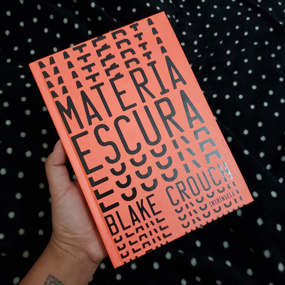 NanieWithAnE's tweet photo. Pra quem gosta de Dark eu só posso recomendar esse livro aqui: Matéria Escura, do Blake Crouch. A sinopse da capa é mais consistente do q eu tentar descrevê-lo.
(Eu posso ou não ter uma versão em epub caso alguém queira, só mandar DM)
#darknetflix https://t.co/ItFr7wjmsy